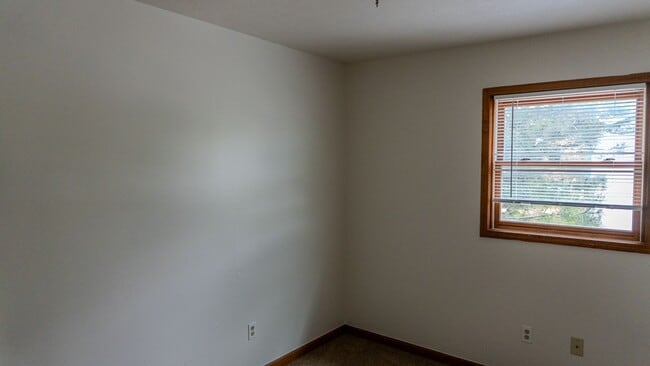 Building Photo - Updated 3-Bedroom Townhouse in Convenient Toledo Location