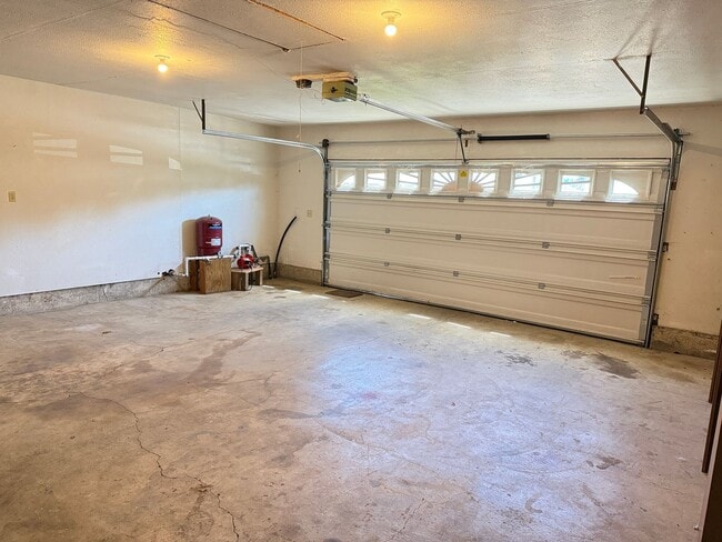 Building Photo - Well-kept house in desirable Thurston neighborhood!