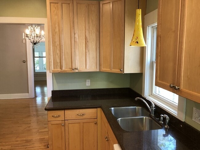 Building Photo - 4BR 2BA HOME IN UPTOWN AVAILABLE 10/4!