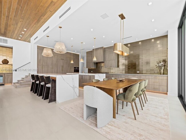 Building Photo - 2657 NE 34th St