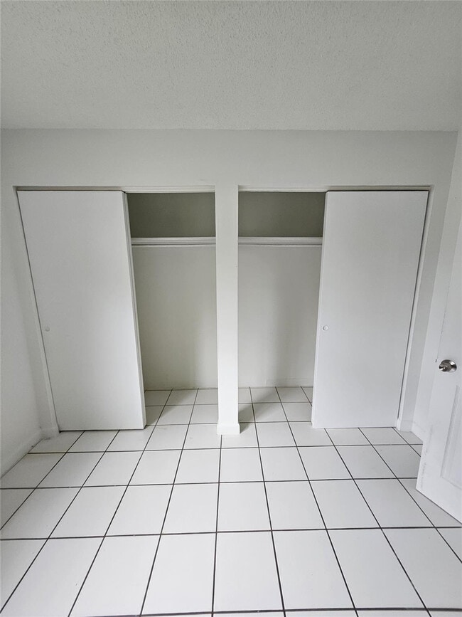 Building Photo - 1150 NE 17th Ct