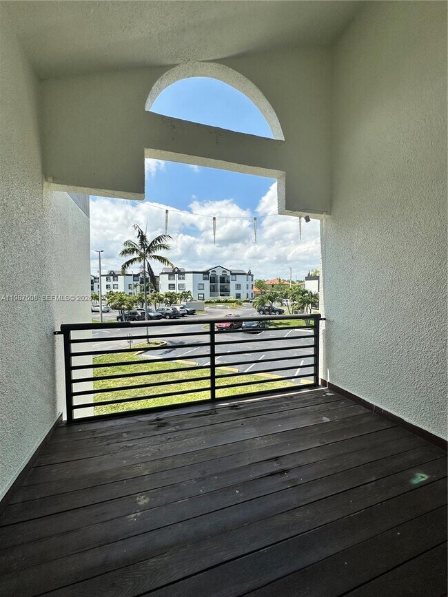 Building Photo - 9701 Fontainebleau Blvd