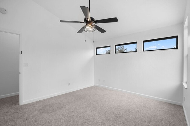 Building Photo - Well-maintained,2 bed 2 bath two-story condo located in Fort Myers