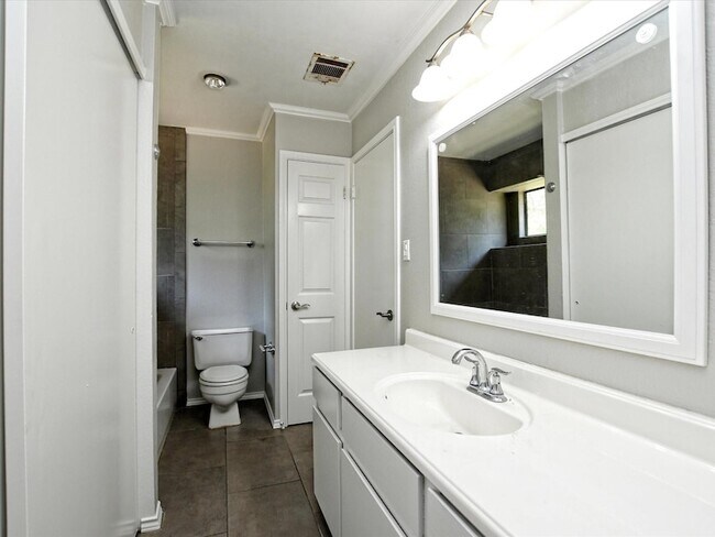 Building Photo - 806 Sunny Ln