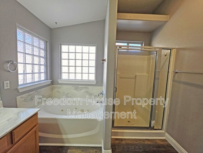Building Photo - 3630 E Vineyard Dr N