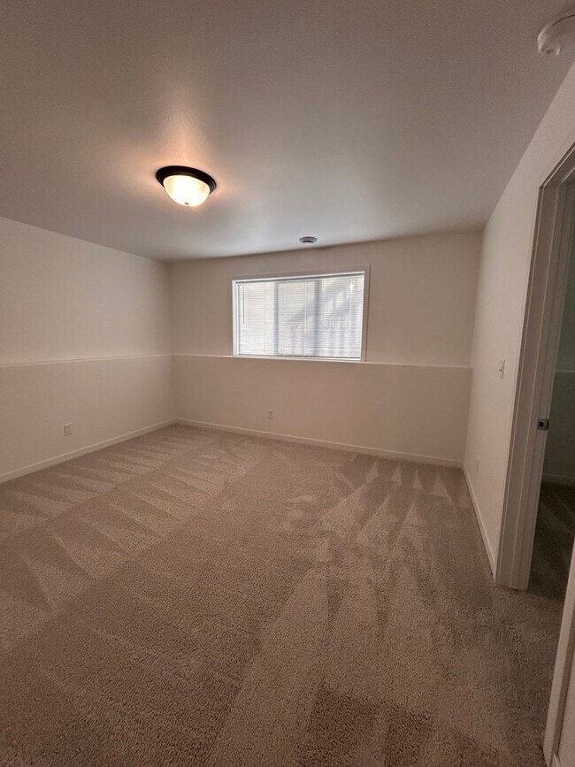 Building Photo - 3 Bed 3 Bath Townhome