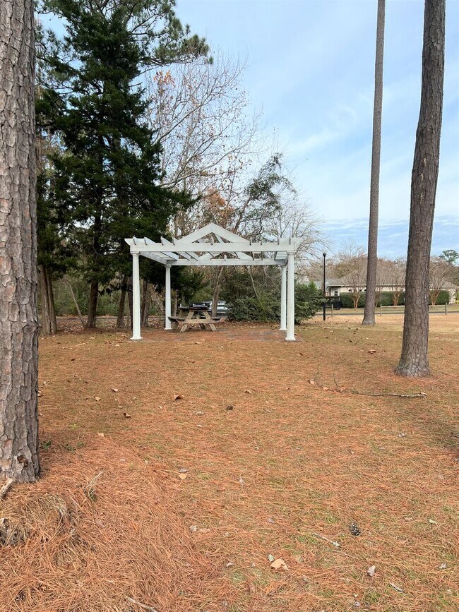 Building Photo - CASTLE LAKES - HOME W/ POOL