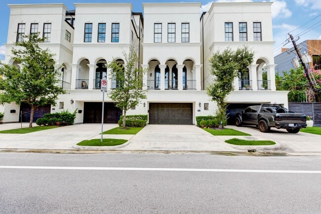 Primary Photo - Spectacular Home 4 Bedrooms / 4.5 Bathroom...
