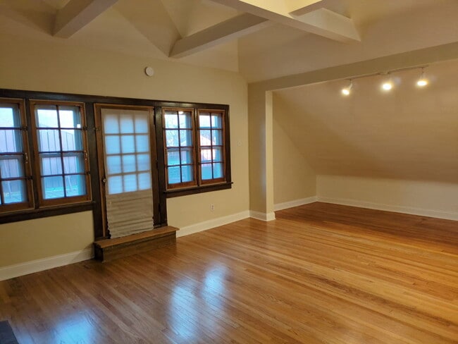 Building Photo - 420 N Pine Ave