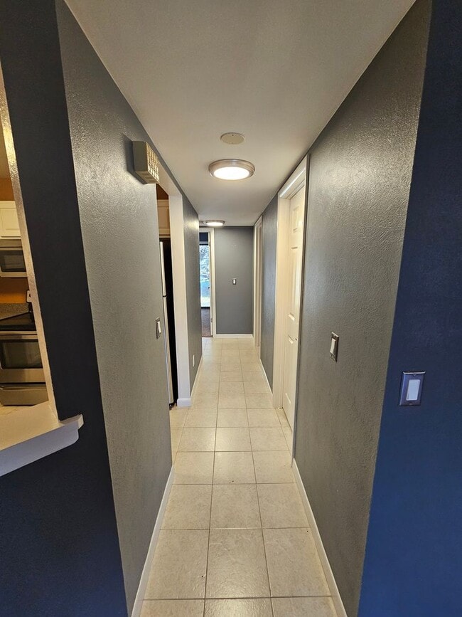 Building Photo - FOX HILL!!! Beautiful Two Bedroom Condo available now for immediate move in!!!