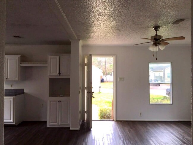 Building Photo - 11811 Greensbrook Forest Dr