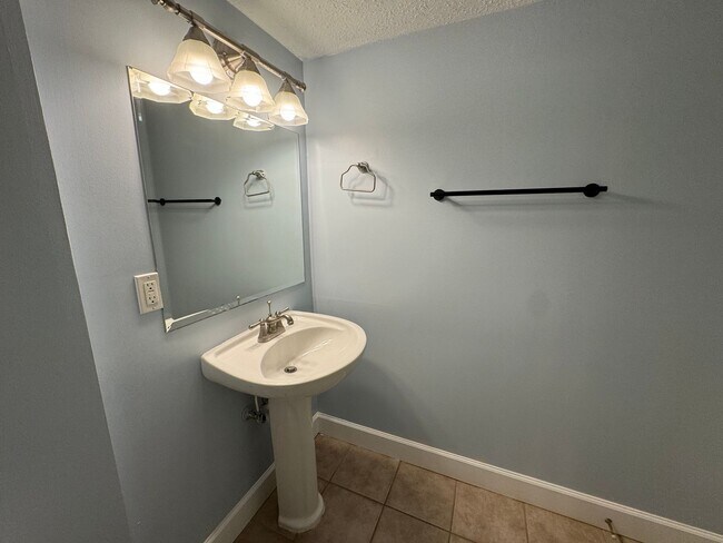 Building Photo - Fall Into Savings – First Month Free 2 Bed...