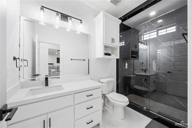 Building Photo - 1615 Lago Delton