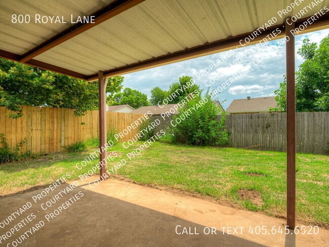 Building Photo - 800 Royal Ln