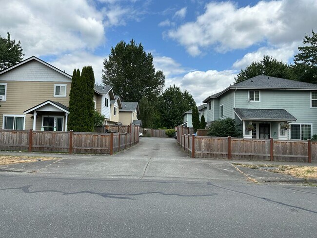 Building Photo - Beautiful downtown Sumner Townhouse Condo with garage. Aug 1.