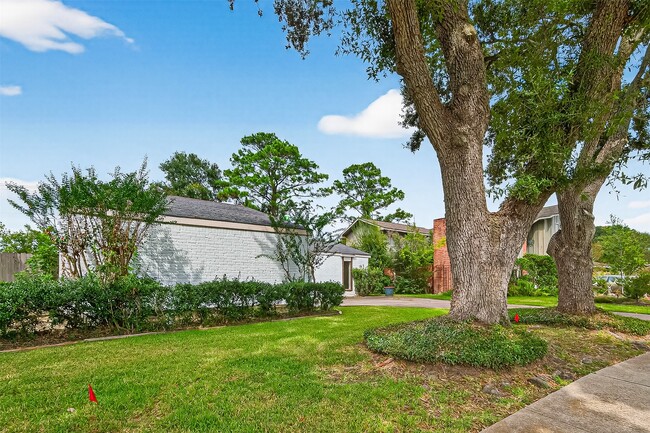 Building Photo - 2042 Hilton Head Dr