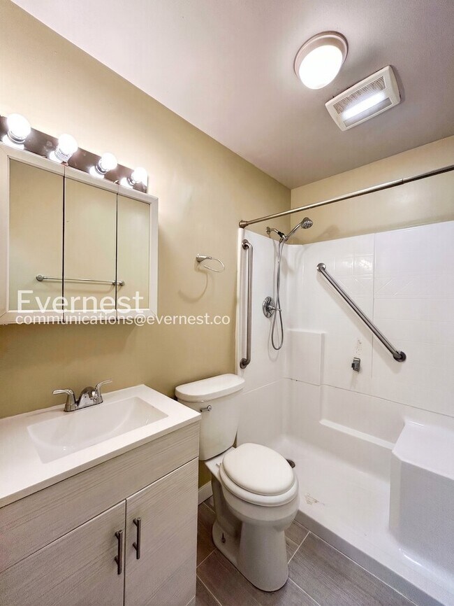 Building Photo - 3 Bed, 1.5 Bath Home with Off-Street Parking / Pet-Friendly / Available Now!