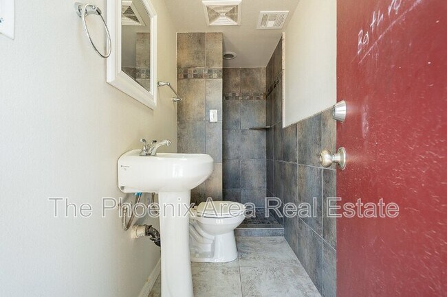 Building Photo - 522 E Balboa Dr