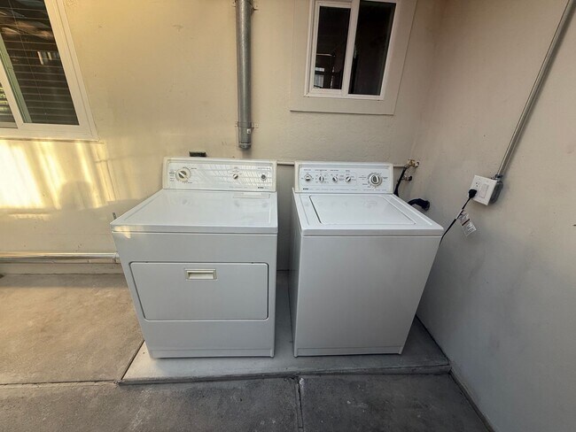 Building Photo - Stunning 2-bedroom, 1.5-bath Modern home in Vallejo with bountiful water views & walking distance...