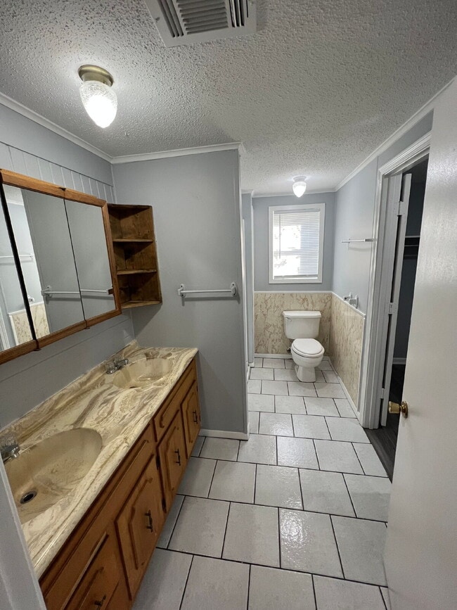 Building Photo - "Charming 3-Bed, 2-Bath Home with Spacious 1,476 Sq Ft Layout in Jonesboro's Heart!"