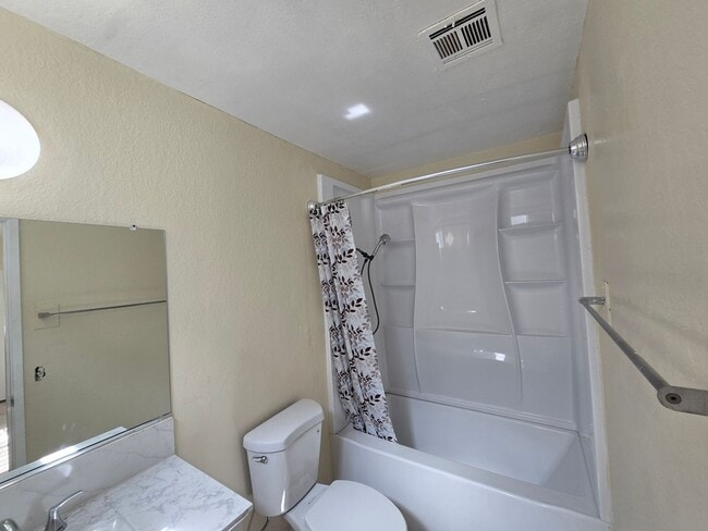 Building Photo - Newly Renovated 2 Bed / 2 Bath Downstairs ...