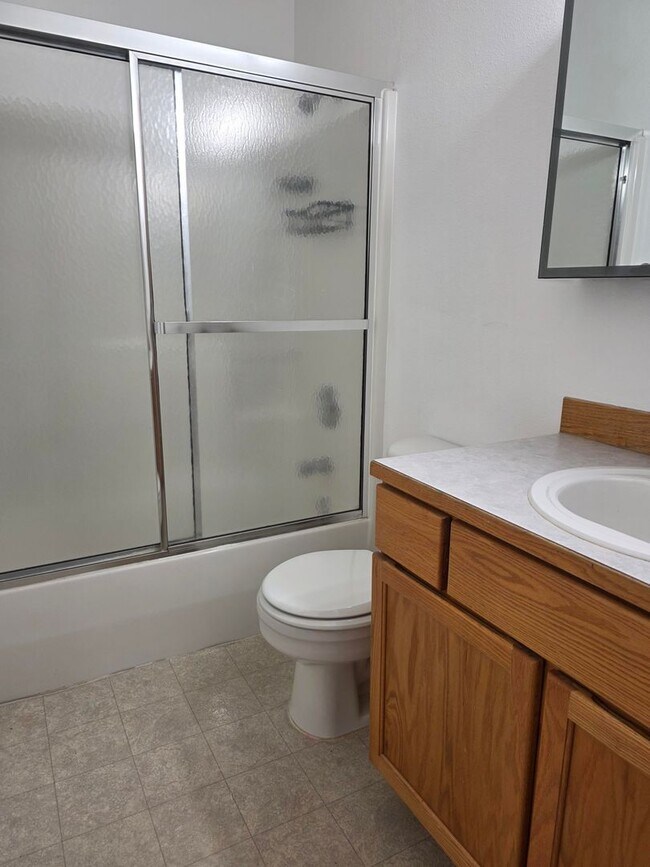 Building Photo - 3 Bedroom Duplex in Kingston!