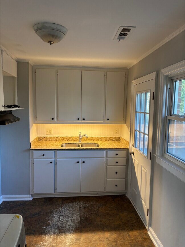 Building Photo - 717 Brighton Rd