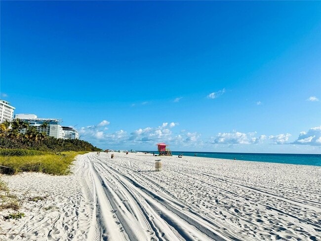 Building Photo - 2555 Collins Ave