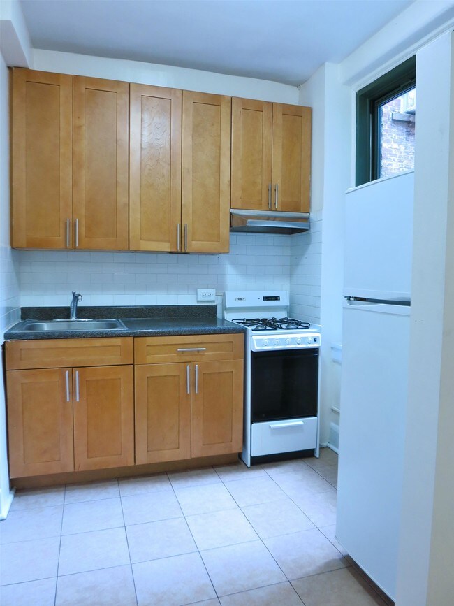 Building Photo - 154 E 79th St