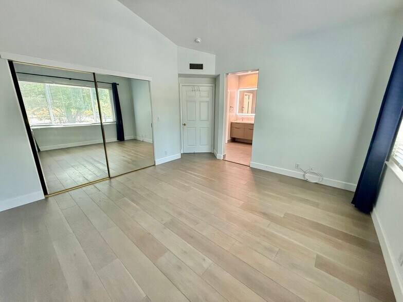 Building Photo - 4238 Diavila Ave