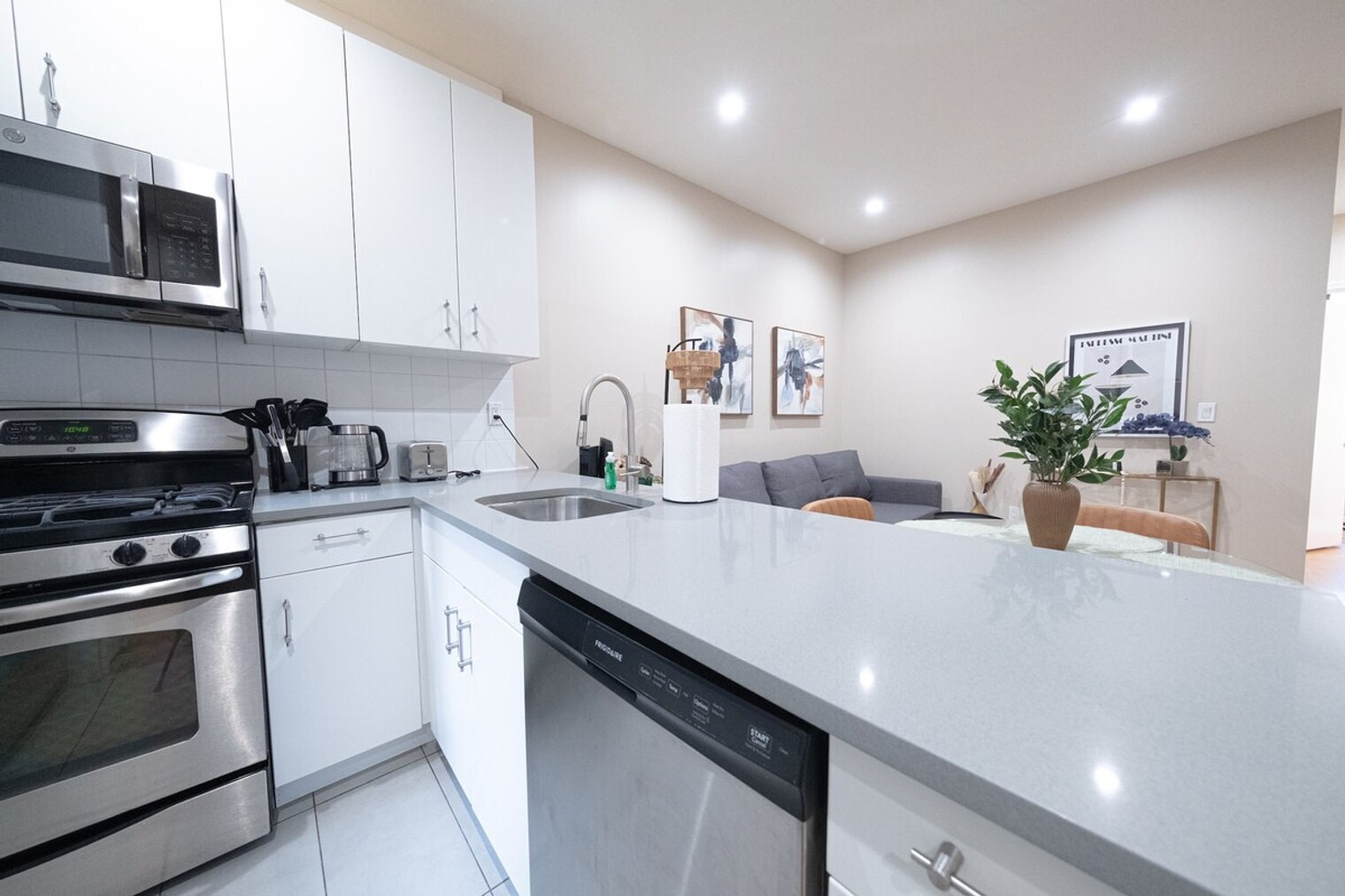 Building Photo - 230 W 113th St