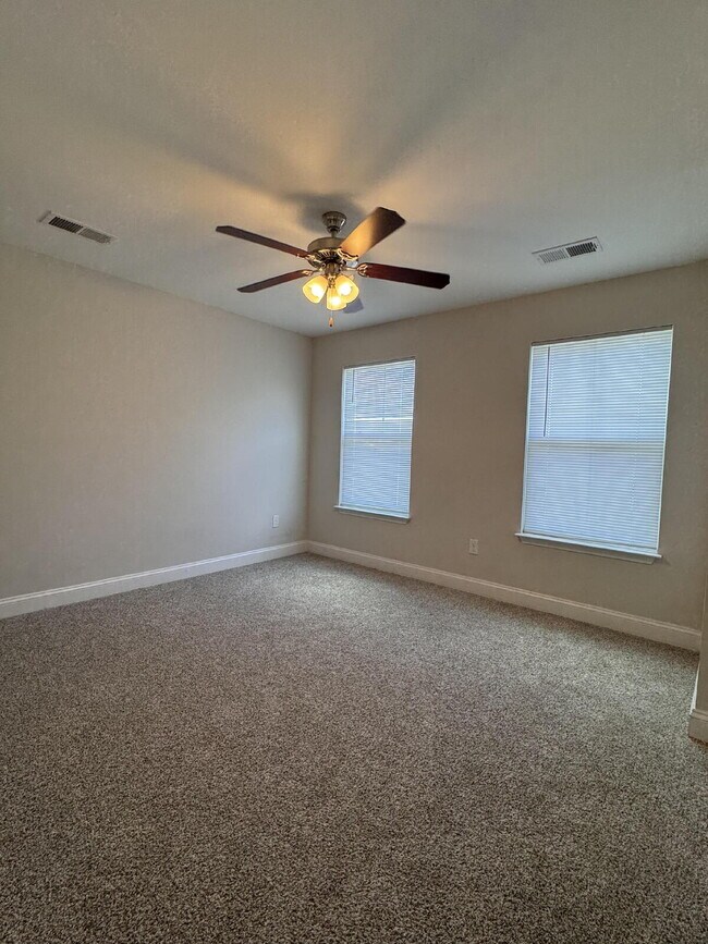 Building Photo - Sign a 12-month lease now and receive the ...