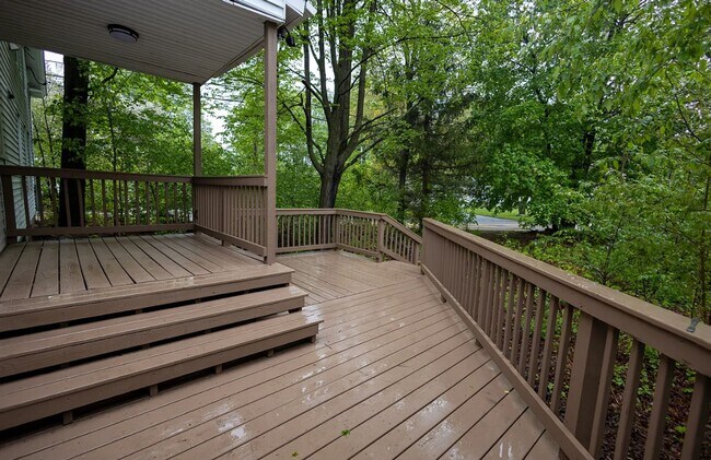 Building Photo - Beautifully renovated home