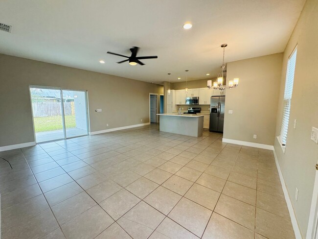 Building Photo - Gorgeous 4 Bedroom, 2 Bathroom Home in Poi...