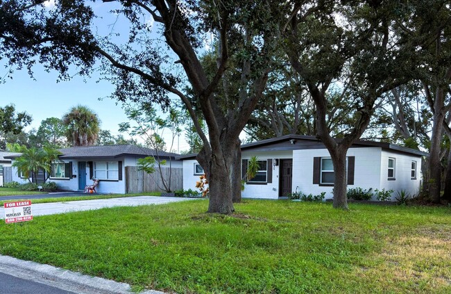 Building Photo - Fully Remodeled 3-Bedroom + Den Home for R...