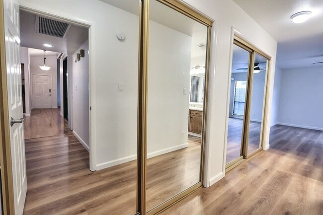 Building Photo - Beautiful corner halfplex available now for rent!