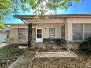 Building Photo - Charming 3 bed, 1 bath home in close proxi...