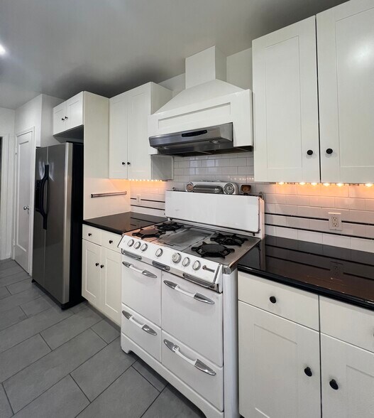 Building Photo - 1152 N Sycamore Ave