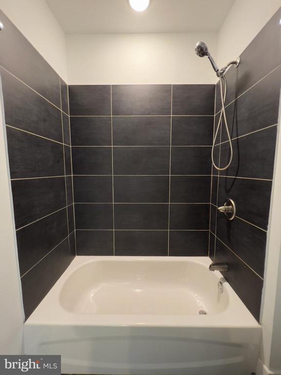 Building Photo - 1637 Poplar St