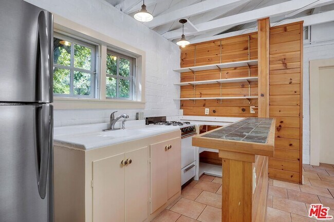 Building Photo - 21652 Encina Rd