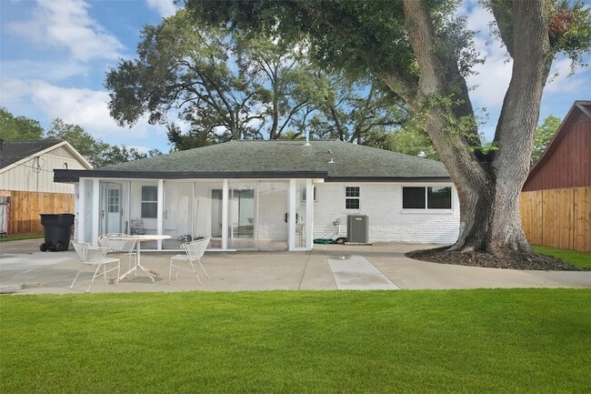 Building Photo - 5215 Trail Lake Dr