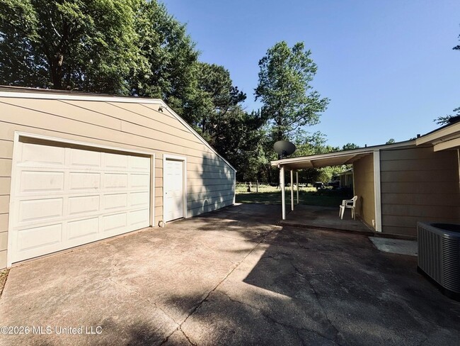 Building Photo - 8082 Whitebrook Dr