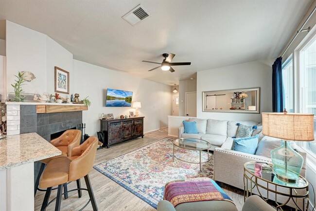 Building Photo - 922 Thackeray Ln