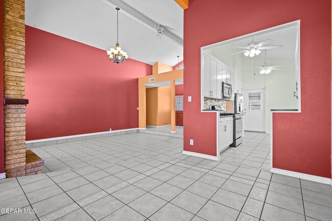 Building Photo - 4805 Maureen Cir