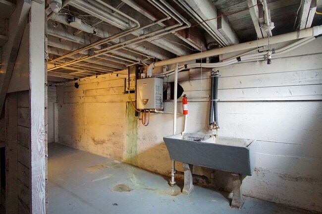 Building Photo - Awesome 1 Bedroom Flat By Laurelhurst Park...