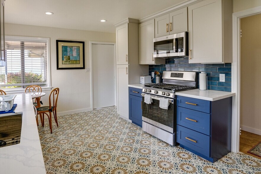 Building Photo - 11 Kenilworth Dr