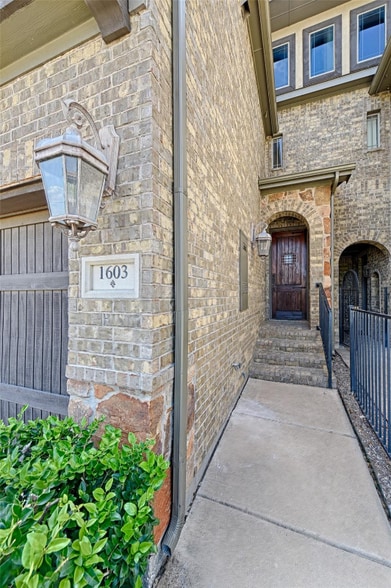 Building Photo - 1605 Brook Glen Dr