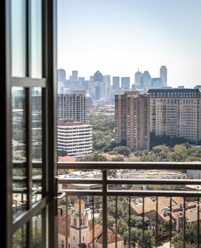 Building Photo - Modern 3-Bedroom Apartment with Smart Home...