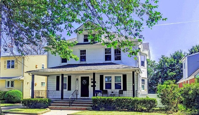Primary Photo - 344 Roslyn Ave