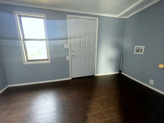 Building Photo - Large 3 bed 1 bath Home